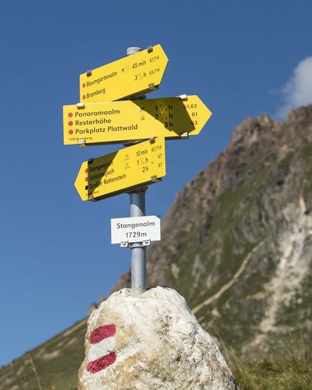 Smaragdhotel Tauernblick – Ihr 4-Sterne-Hotel am Wildkogel Wegweiser auf 1729m Höhe vor einem Berg unter blauem Himmel