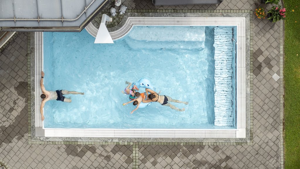Smaragdhotel Tauernblick – Ihr 4-Sterne-Hotel am Wildkogel Vogelperspektive auf Familie mit zwei Kindern im Pool zu Hause